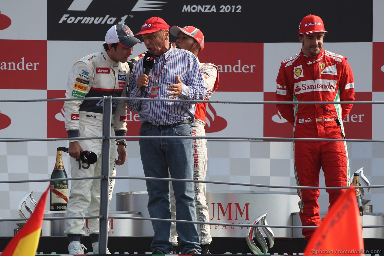 GP ITALIA, 09.09.2012- Gara, Lewis Hamilton (GBR) McLaren Mercedes MP4-27 vincitore  secondo Sergio Prez (MEX) Sauber F1 Team C31, Nikki Lauda (AU) e terzo Fernando Alonso (ESP) Ferrari F2012