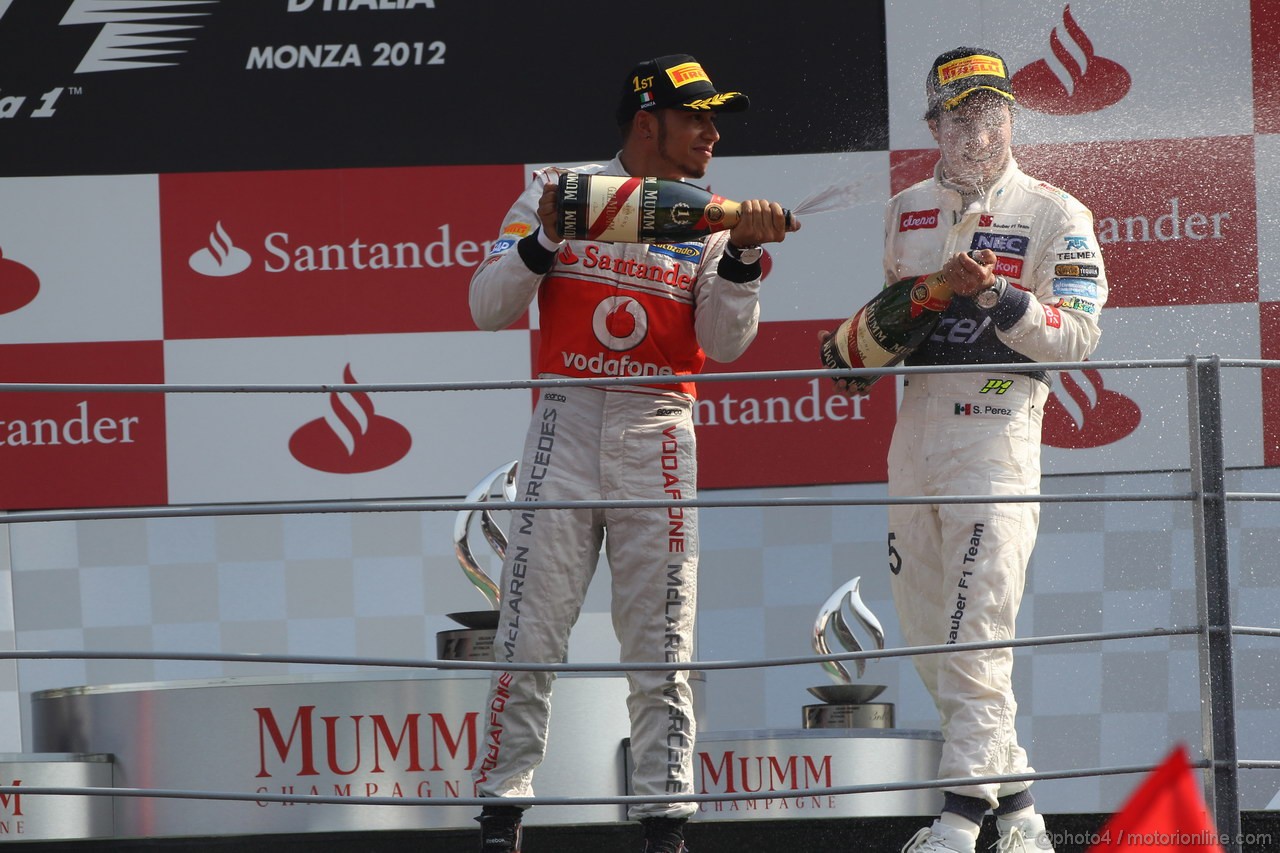 GP ITALIA, 09.09.2012- Gara, Lewis Hamilton (GBR) McLaren Mercedes MP4-27 vincitore e secondo Sergio Prez (MEX) Sauber F1 Team C31 