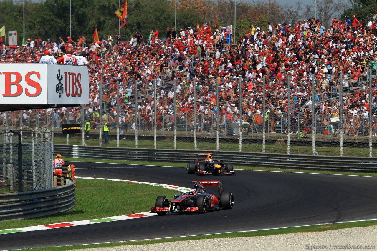 GP ITALIA, 09.09.2012- Gara, Jenson Button (GBR) McLaren Mercedes MP4-27 davanti a Sebastian Vettel (GER) Red Bull Racing RB8 