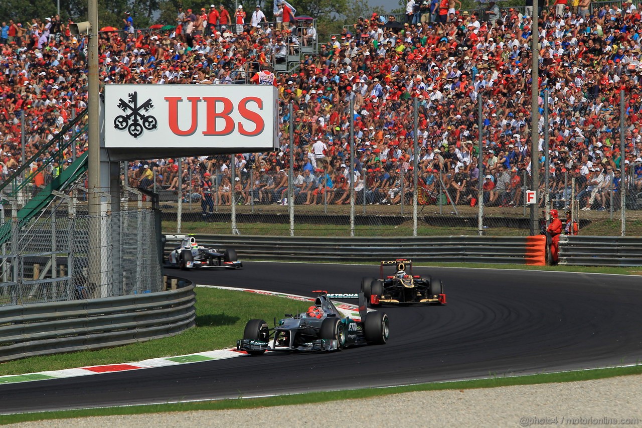 GP ITALIA, 09.09.2012- Gara, Michael Schumacher (GER) Mercedes AMG F1 W03 davanti a Kimi Raikkonen (FIN) Lotus F1 Team E20 