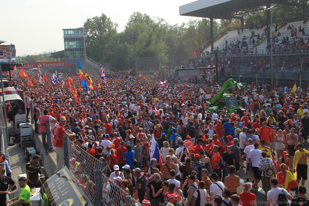 GP ITALIA, 09.09.2012- Gara, spectators in the track after the race