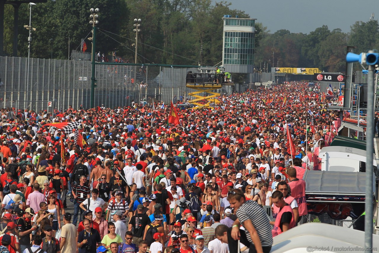 GP ITALIA, 09.09.2012- Gara, spectators in the track after the race