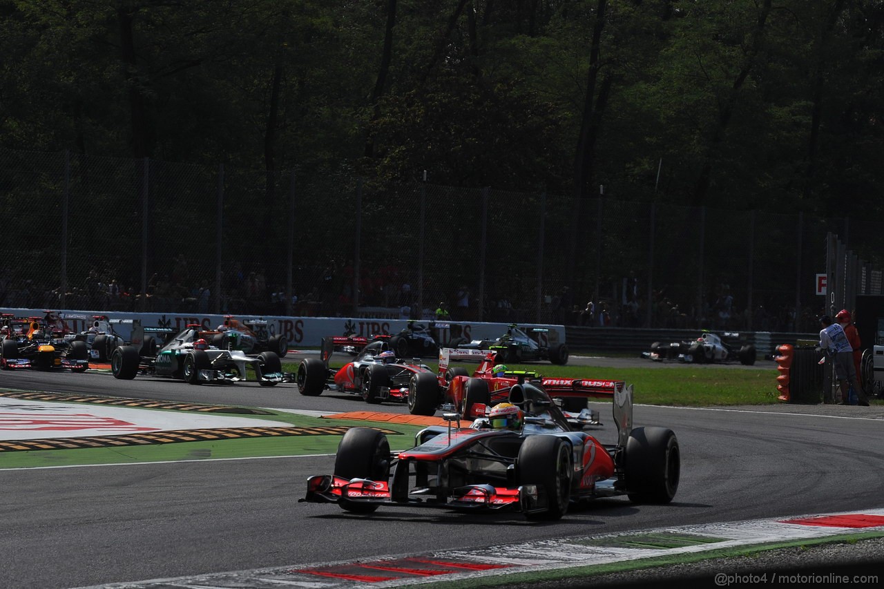 GP ITALIA, 09.09.2012- Gara, Lewis Hamilton (GBR) McLaren Mercedes MP4-27 davanti a Felipe Massa (BRA) Ferrari F2012 