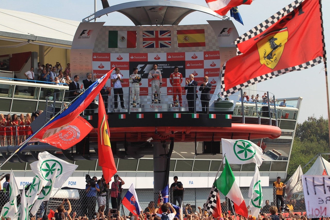 GP ITALIA, 09.09.2012- Gara, Lewis Hamilton (GBR) McLaren Mercedes MP4-27 vincitore, secondo Sergio Prez (MEX) Sauber F1 Team C31 e terzo Fernando Alonso (ESP) Ferrari F2012