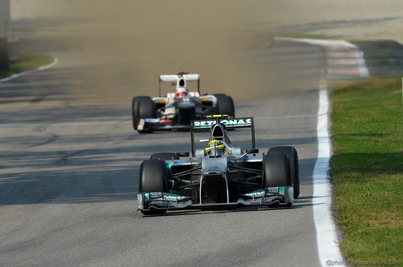 GP ITALIA, 09.09.2012- Gara, Nico Rosberg (GER) Mercedes AMG F1 W03 davanti a Kamui Kobayashi (JAP) Sauber F1 Team C31 