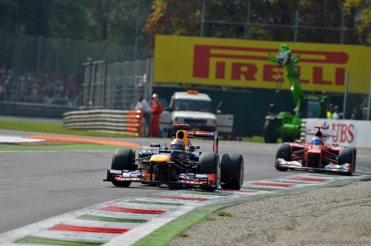 GP ITALIA, 09.09.2012- Gara, Sebastian Vettel (GER) Red Bull Racing RB8 davanti a Fernando Alonso (ESP) Ferrari F2012 