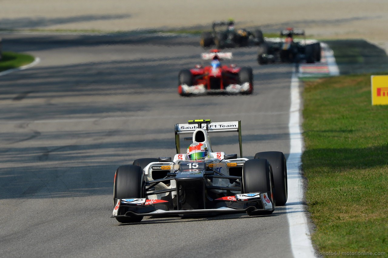 GP ITALIA, 09.09.2012- Gara, Sergio Prez (MEX) Sauber F1 Team C31 davanti a Fernando Alonso (ESP) Ferrari F2012 