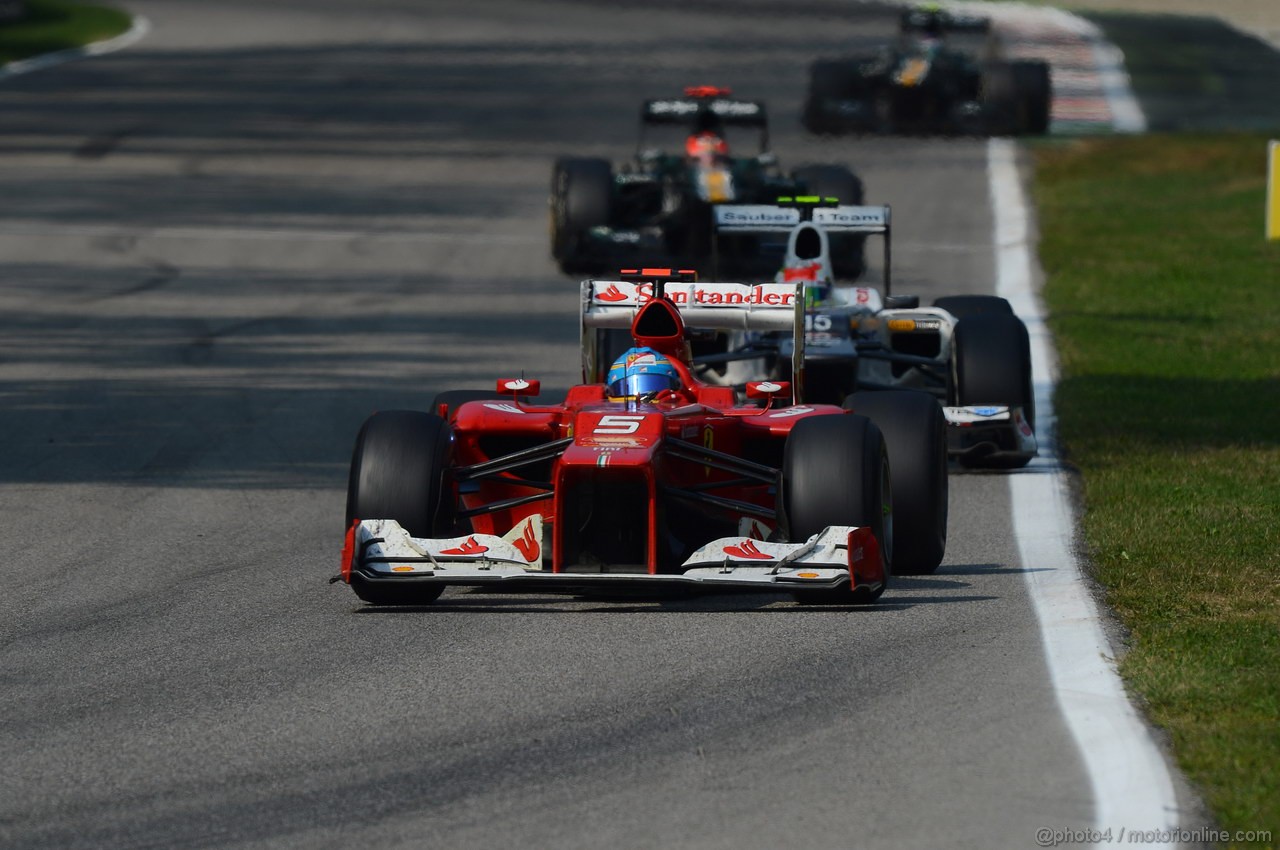 GP ITALIA, 09.09.2012- Gara, Fernando Alonso (ESP) Ferrari F2012 davanti a Sergio Prez (MEX) Sauber F1 Team C31 