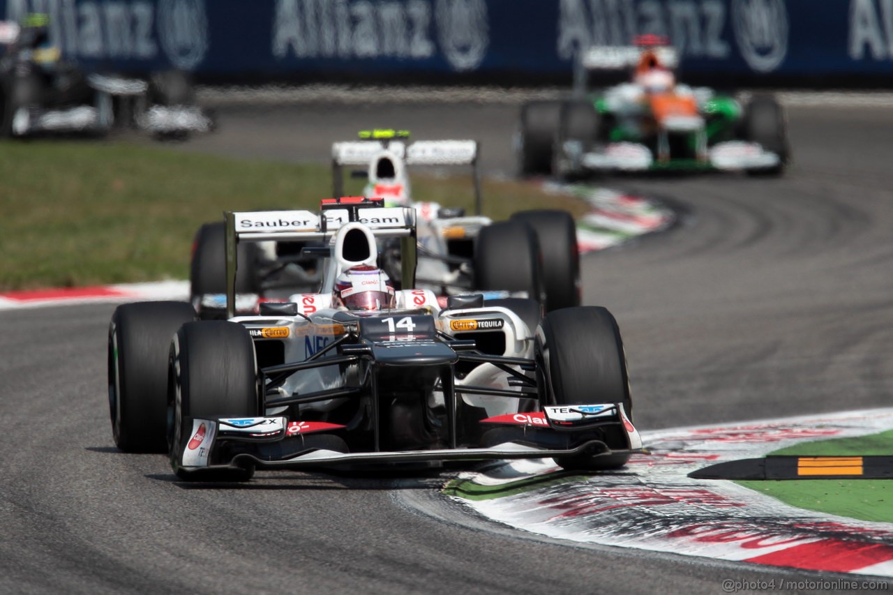 GP ITALIA, 09.09.2012- Gara, Kamui Kobayashi (JAP) Sauber F1 Team C31 davanti a Sergio Prez (MEX) Sauber F1 Team C31 