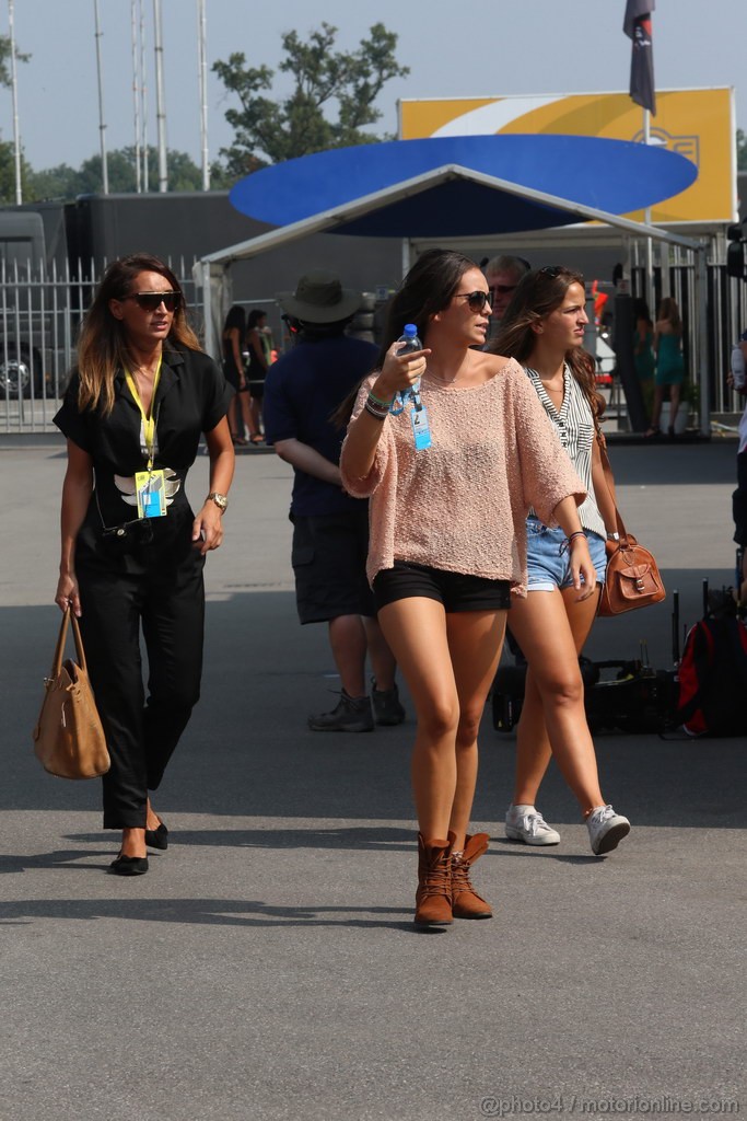GP ITALIA, 08.09.2012- Qualifiche, Ragazzas in the paddock 