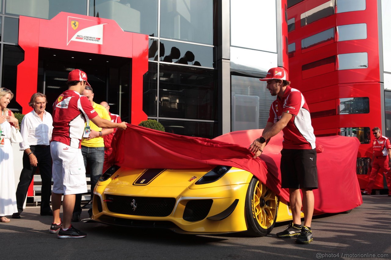 GP ITALIA, 08.09.2012- Benjamin Sloss Treynor (USA) Vice-President Google Management Group is presented with a Ferrari 512 he won in an auction to raise funds for victims of the Italian earthquake by Luca di Montezemolo (ITA) Ferrari President; Fernando Alonso (ESP) Ferrari; e Felipe Massa (BRA) Ferrari.