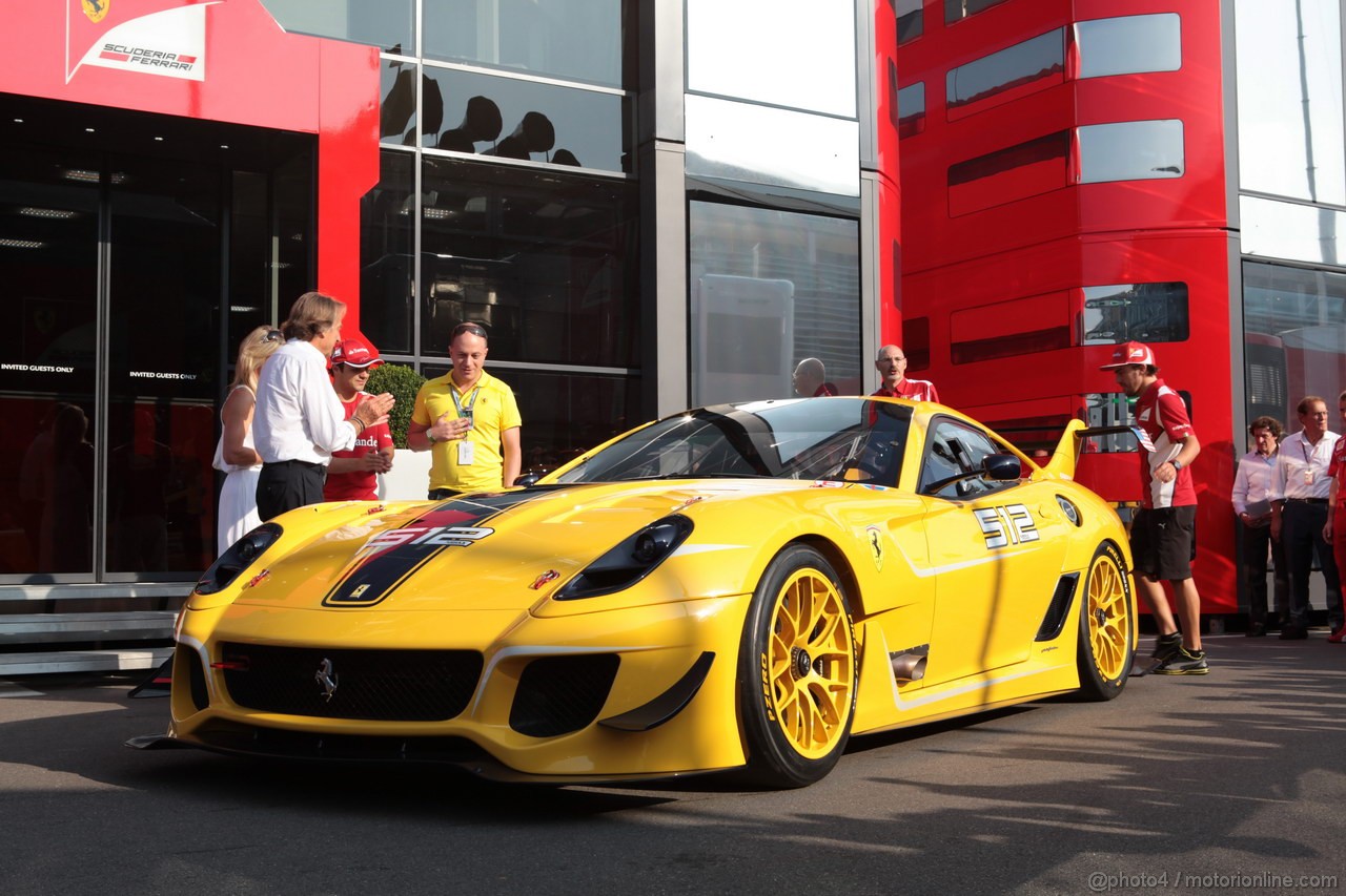 GP ITALIA, 08.09.2012- Benjamin Sloss Treynor (USA) Vice-President Google Management Group is presented with a Ferrari 512 he won in an auction to raise funds for victims of the Italian earthquake by Luca di Montezemolo (ITA) Ferrari President; Fernando Alonso (ESP) Ferrari; e Felipe Massa (BRA) Ferrari.