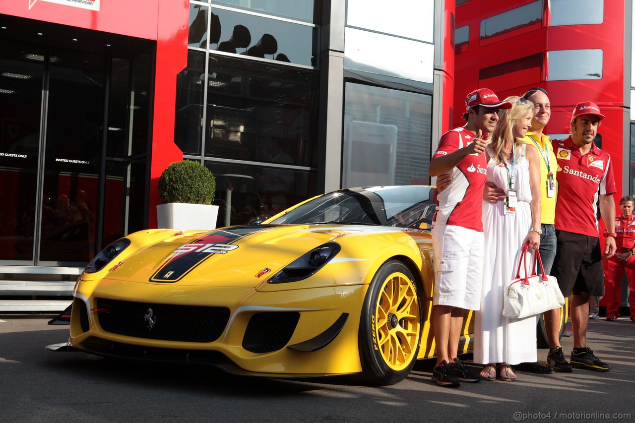 GP ITALIA, 08.09.2012- Benjamin Sloss Treynor (USA) Vice-President Google Management Group is presented with a Ferrari 512 he won in an auction to raise funds for victims of the Italian earthquake by Luca di Montezemolo (ITA) Ferrari President; Fernando Alonso (ESP) Ferrari; e Felipe Massa (BRA) Ferrari.