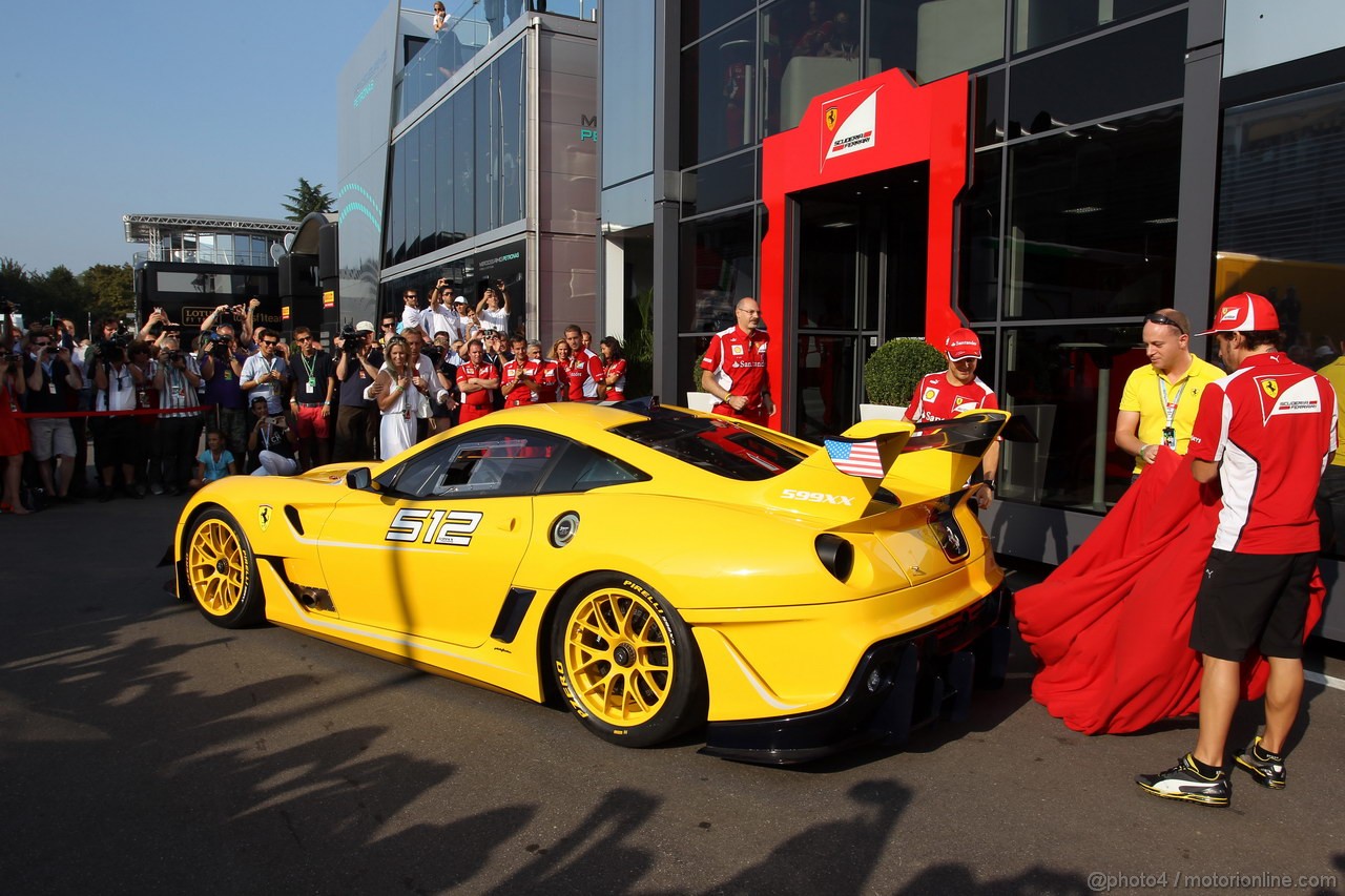 GP ITALIA, 08.09.2012- Benjamin Sloss Treynor (USA) Vice-President Google Management Group is presented with a Ferrari 512 he won in an auction to raise funds for victims of the Italian earthquake by Luca di Montezemolo (ITA) Ferrari President; Fernando Alonso (ESP) Ferrari; e Felipe Massa (BRA) Ferrari.