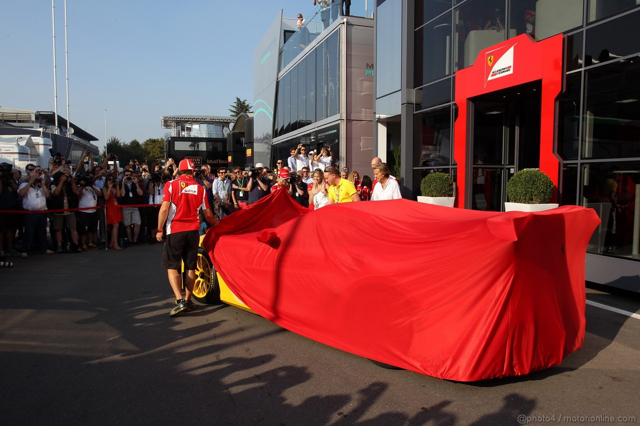 GP ITALIA, 08.09.2012- Benjamin Sloss Treynor (USA) Vice-President Google Management Group is presented with a Ferrari 512 he won in an auction to raise funds for victims of the Italian earthquake by Luca di Montezemolo (ITA) Ferrari President; Fernando Alonso (ESP) Ferrari; e Felipe Massa (BRA) Ferrari.