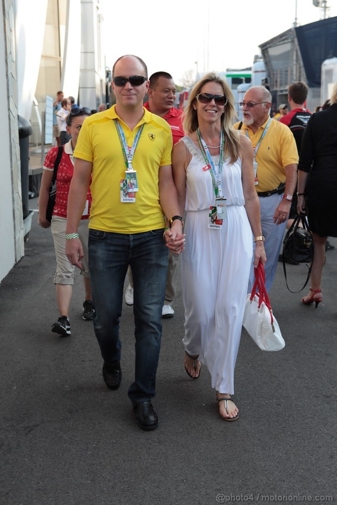 GP ITALIA, 08.09.2012- Benjamin Sloss Treynor (USA) Vice-President Google Management Group is presented with a Ferrari 512 he won in an auction to raise funds for victims of the Italian earthquake by Luca di Montezemolo (ITA) Ferrari President; Fernando Alonso (ESP) Ferrari; e Felipe Massa (BRA) Ferrari.