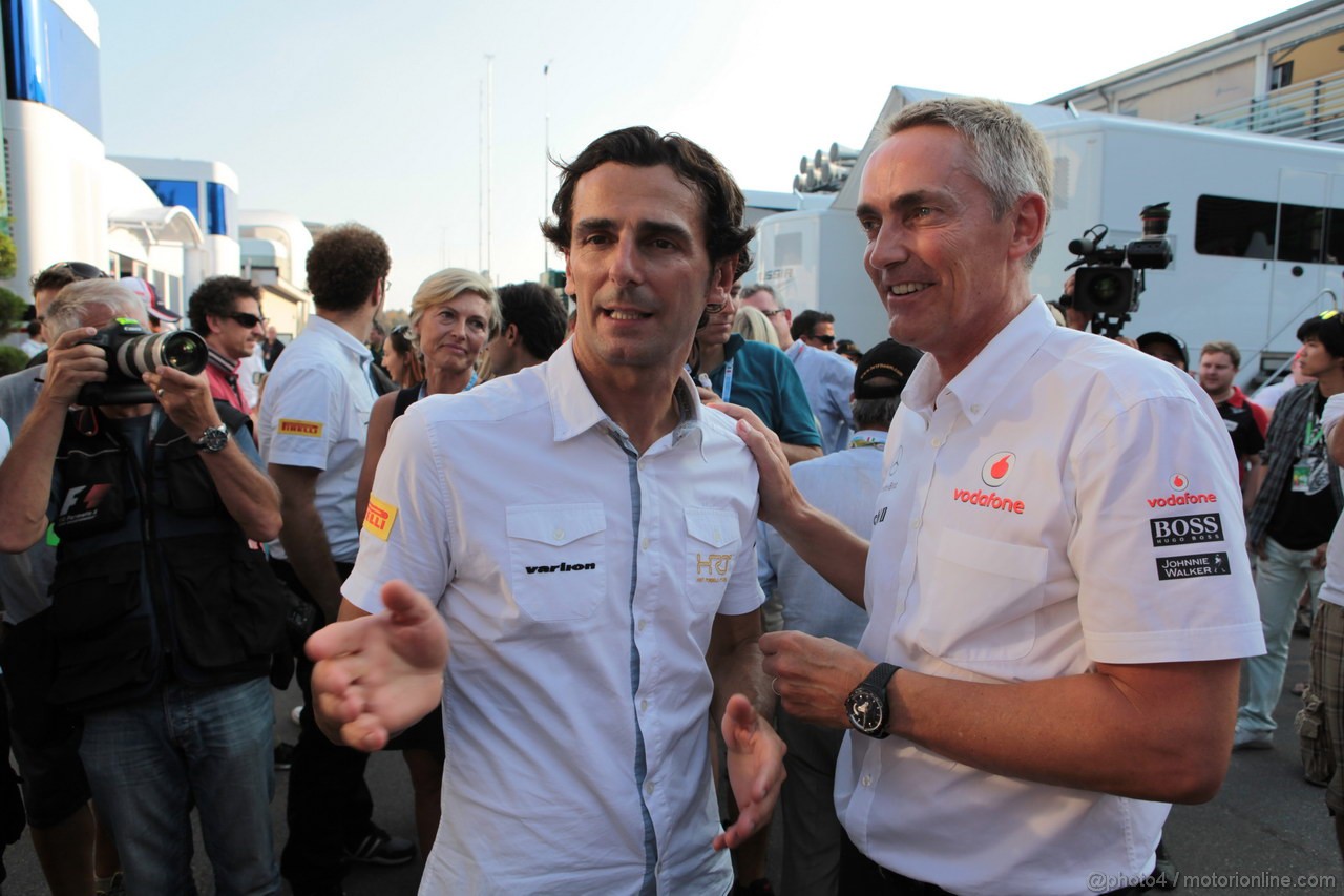 GP ITALIA, 08.09.2012- Pedro De La Rosa (ESP) HRT Formula 1 Team celebrates his 100th GP with Martin Whitmarsh (GBR), Chief Executive Officer Mclaren 