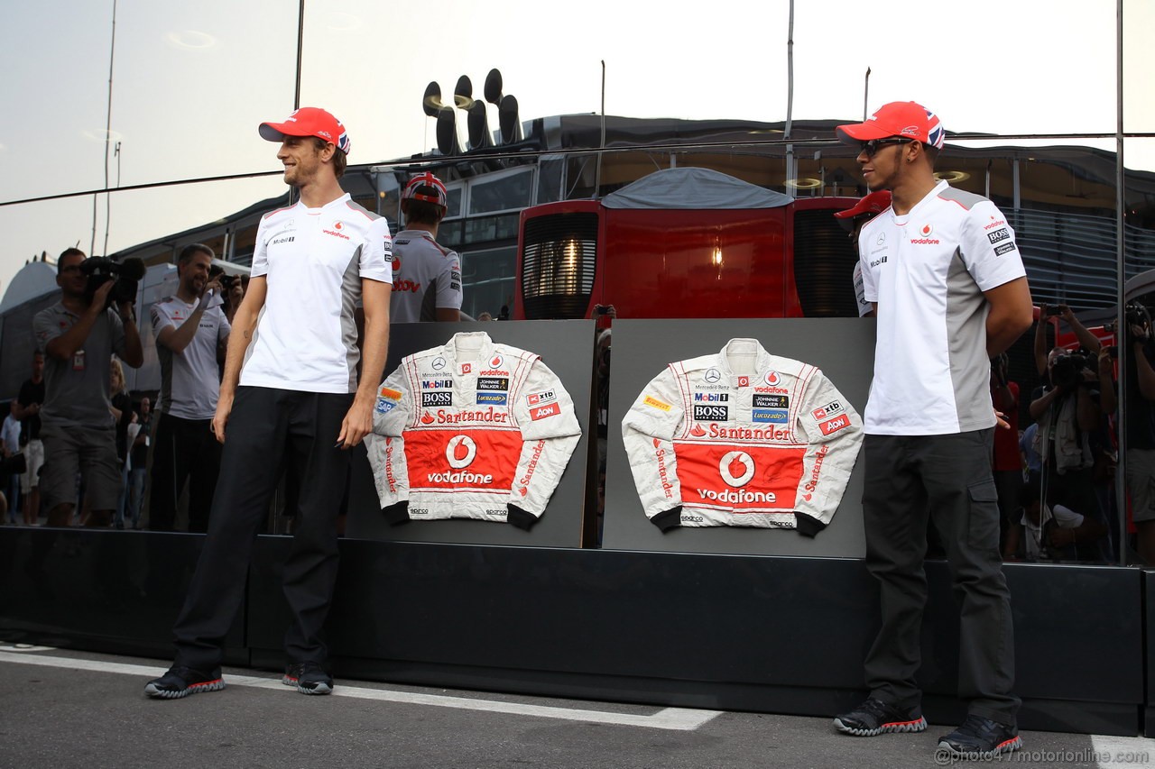 GP ITALIA, 07.09.2012- Jenson Button (GBR) McLaren Mercedes MP4-27 e Lewis Hamilton (GBR) McLaren Mercedes MP4-27 sign their race overalls for Emilia eathquake victims