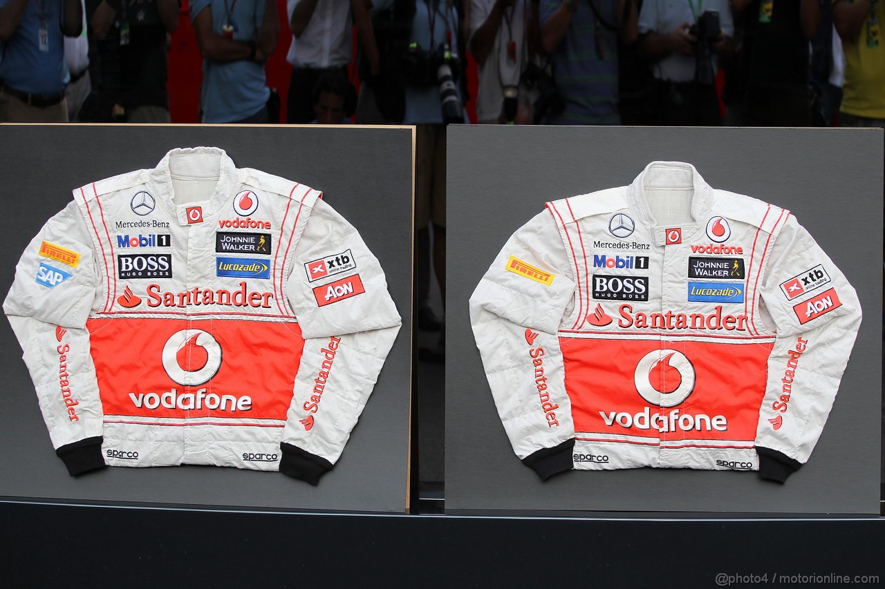 GP ITALIA, 07.09.2012- Jenson Button (GBR) McLaren Mercedes MP4-27 e Lewis Hamilton (GBR) McLaren Mercedes MP4-27 sign their race overalls for Emilia eathquake victims