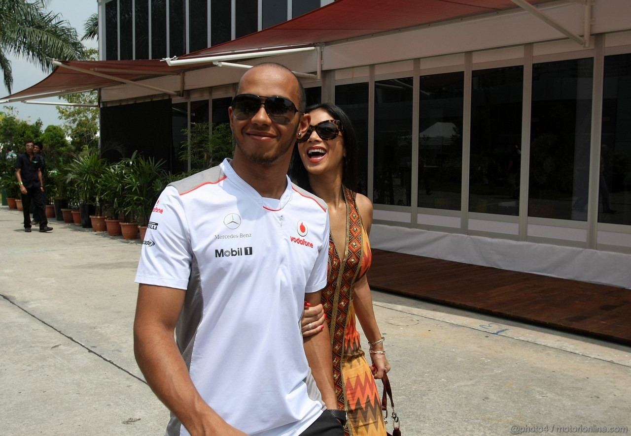 GP MALESIA, 25.03.2012- Lewis Hamilton (GBR) McLaren Mercedes MP4-27 e Domenica Nicole Scherzinger (USA)