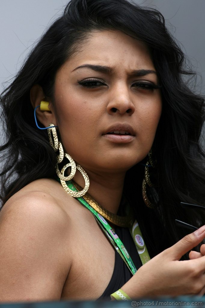 GP MALESIA, 25.03.2012- Ragazza in the paddock 