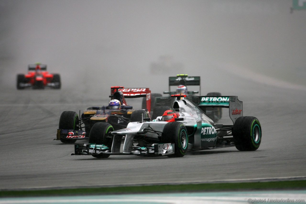 GP MALESIA, 25.03.2012- Gara, Daniel Ricciardo (AUS) Scuderia Toro Rosso STR7 e Michael Schumacher (GER) Mercedes AMG F1 W03 