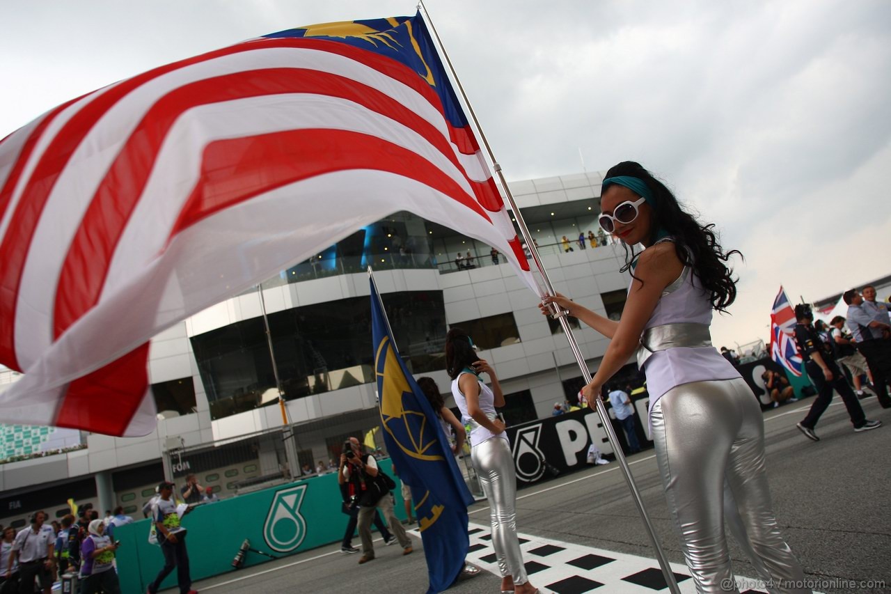 GP MALESIA, 25.03.2012- Gara, grid girl, pitbabess 