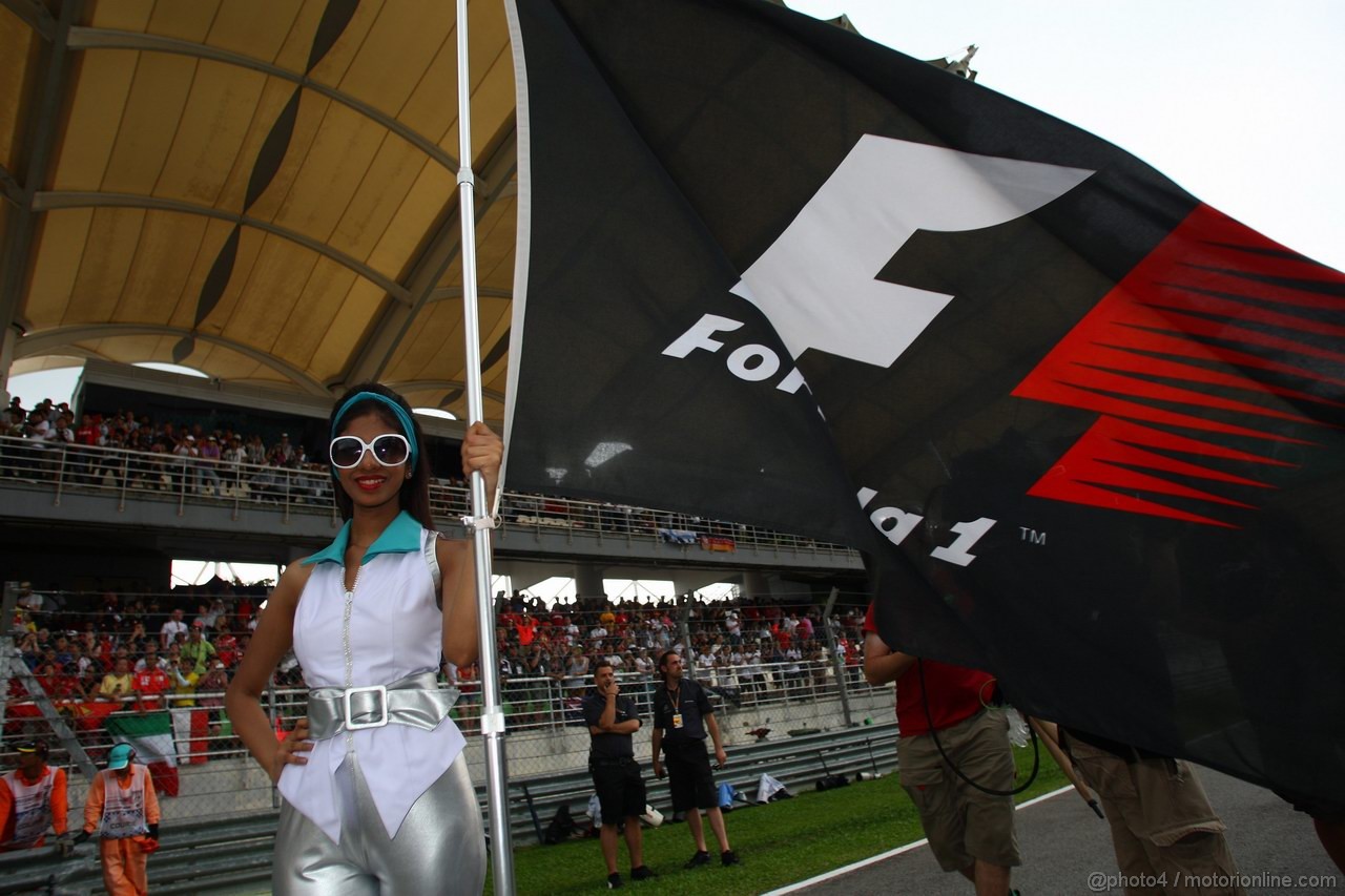 GP MALESIA, 25.03.2012- Gara, grid girl, pitbabes