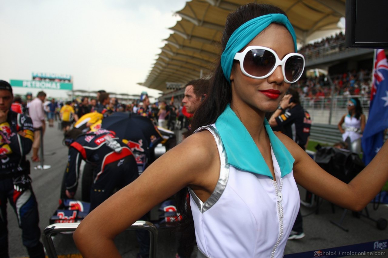 GP MALESIA, 25.03.2012- Gara, grid girl, pitbabes