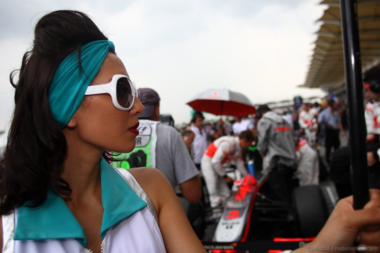 GP MALESIA, 25.03.2012- Gara, grid girl, pitbabes