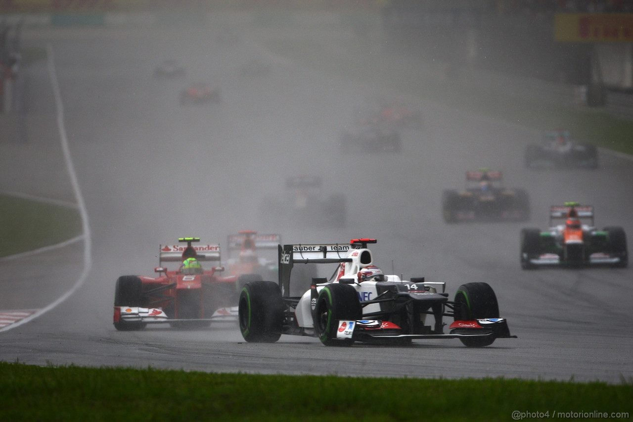 GP MALESIA, 25.03.2012- Gara, Kamui Kobayashi (JAP) Sauber F1 Team C31 davanti a Felipe Massa (BRA) Ferrari F2012 