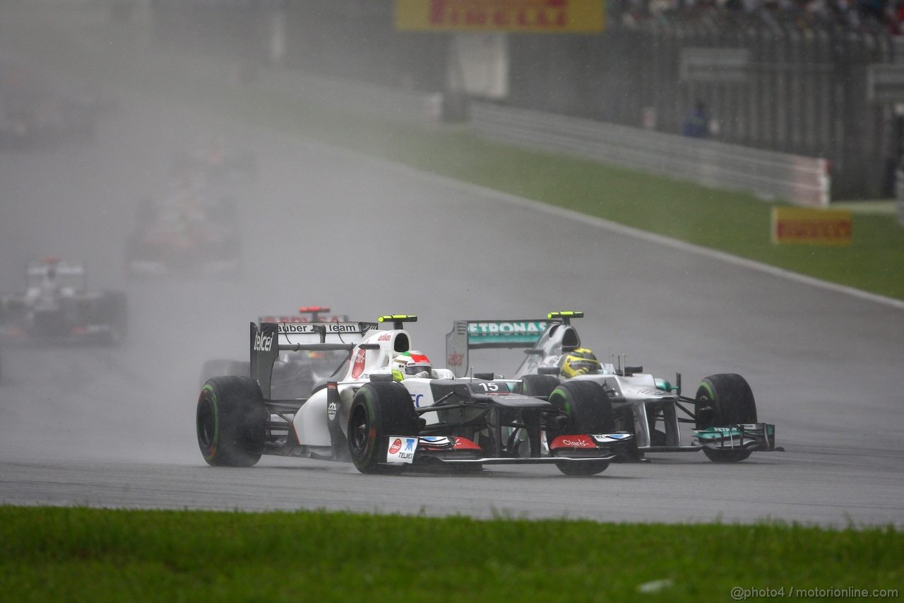 GP MALESIA, 25.03.2012- Gara, Sergio Pérez (MEX) Sauber F1 Team C31 e Nico Rosberg (GER) Mercedes AMG F1 W03 