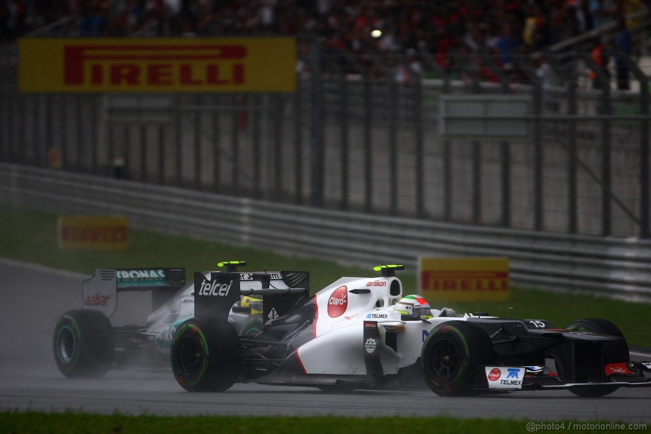 GP MALESIA, 25.03.2012- Gara, Sergio Pérez (MEX) Sauber F1 Team C31 e Nico Rosberg (GER) Mercedes AMG F1 W03 