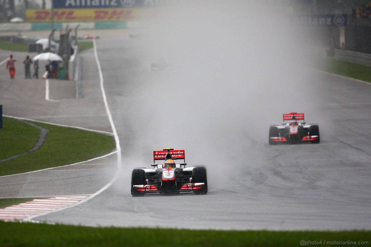 GP MALESIA, 25.03.2012- Gara, Lewis Hamilton (GBR) McLaren Mercedes MP4-27 e Jenson Button (GBR) McLaren Mercedes MP4-27 