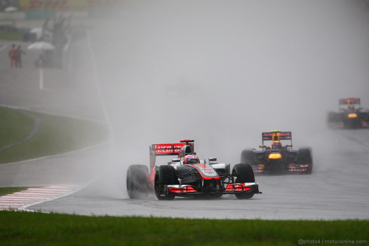 GP MALESIA, 25.03.2012- Gara, Jenson Button (GBR) McLaren Mercedes MP4-27 e Mark Webber (AUS) Red Bull Racing RB8 