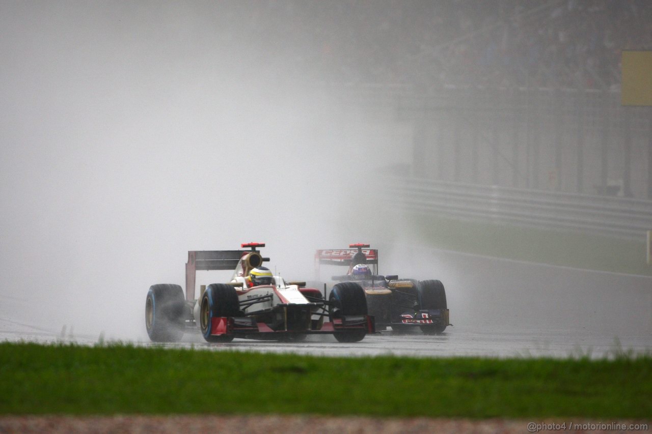 GP MALESIA, 25.03.2012- Gara, Pedro de la Rosa (ESP) HRT Formula 1 Team F112 e Daniel Ricciardo (AUS) Scuderia Toro Rosso STR7 