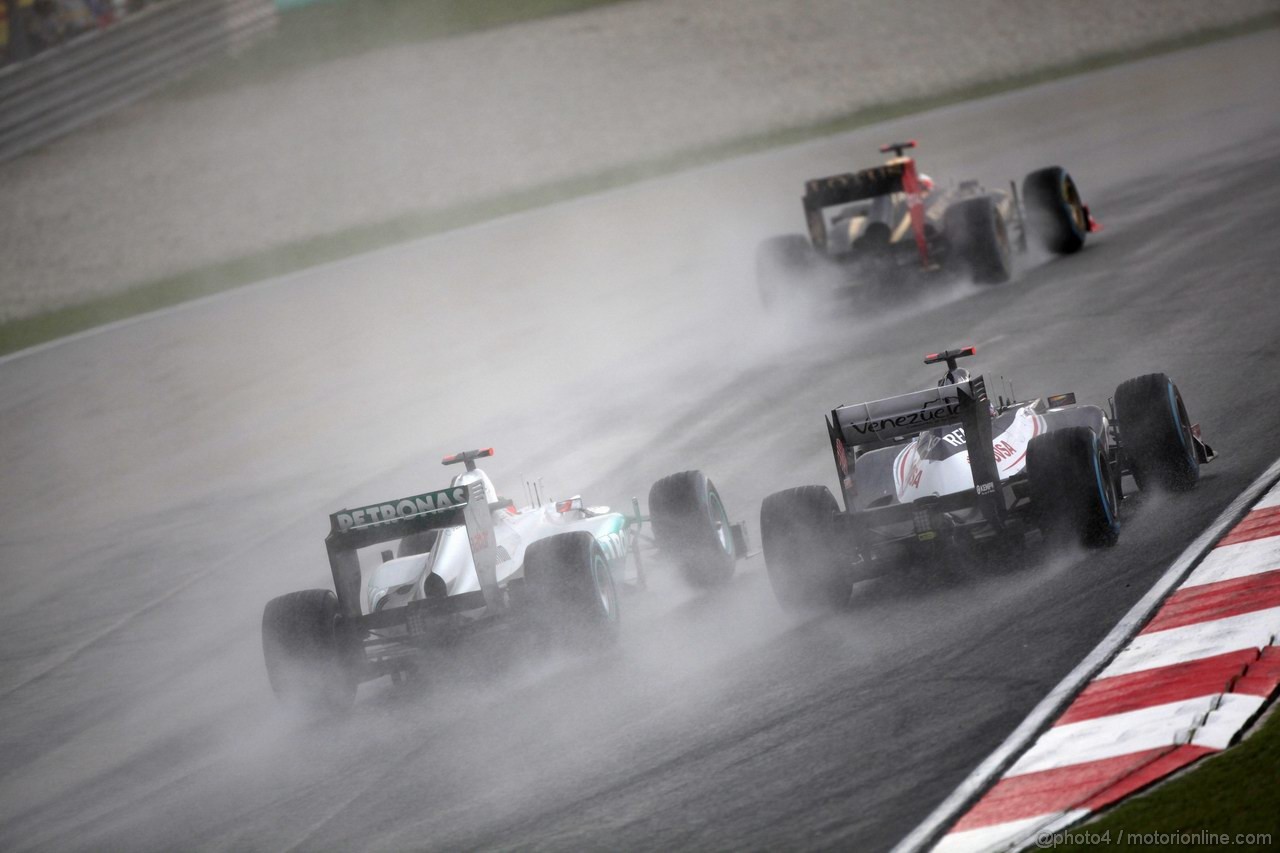 GP MALESIA, 25.03.2012- Gara, Michael Schumacher (GER) Mercedes AMG F1 W03 e Pastor Maldonado (VEN) Williams F1 Team FW34 