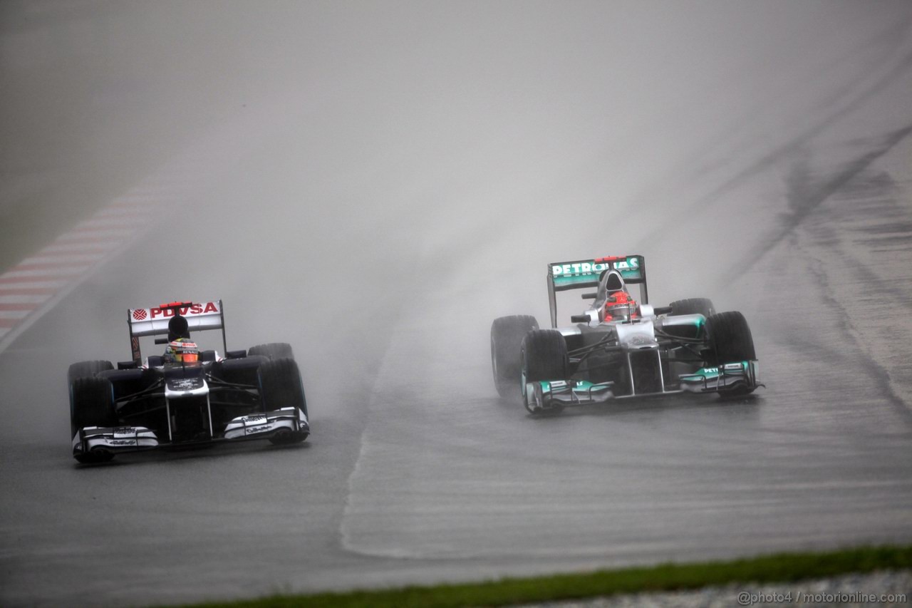 GP MALESIA, 25.03.2012- Gara, Pastor Maldonado (VEN) Williams F1 Team FW34 e Michael Schumacher (GER) Mercedes AMG F1 W03 