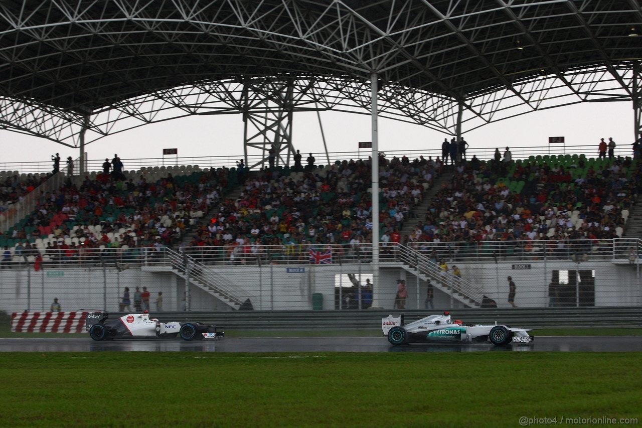 GP MALESIA, 25.03.2012- Gara, Kamui Kobayashi (JAP) Sauber F1 Team C31 e Michael Schumacher (GER) Mercedes AMG F1 W03 