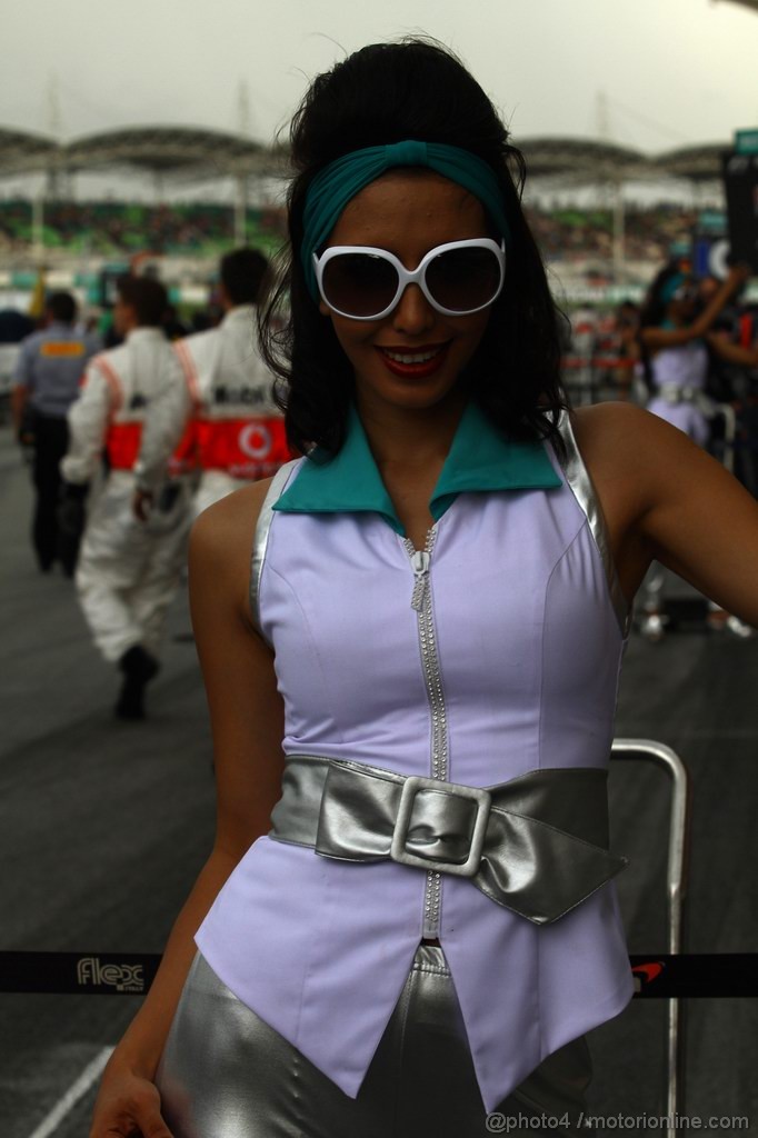 GP MALESIA, 25.03.2012- Gara, grid girl, pitbabes