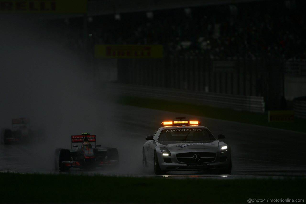 GP MALESIA, 25.03.2012- Gara, Safety car davanti a Lewis Hamilton (GBR) McLaren Mercedes MP4-27 