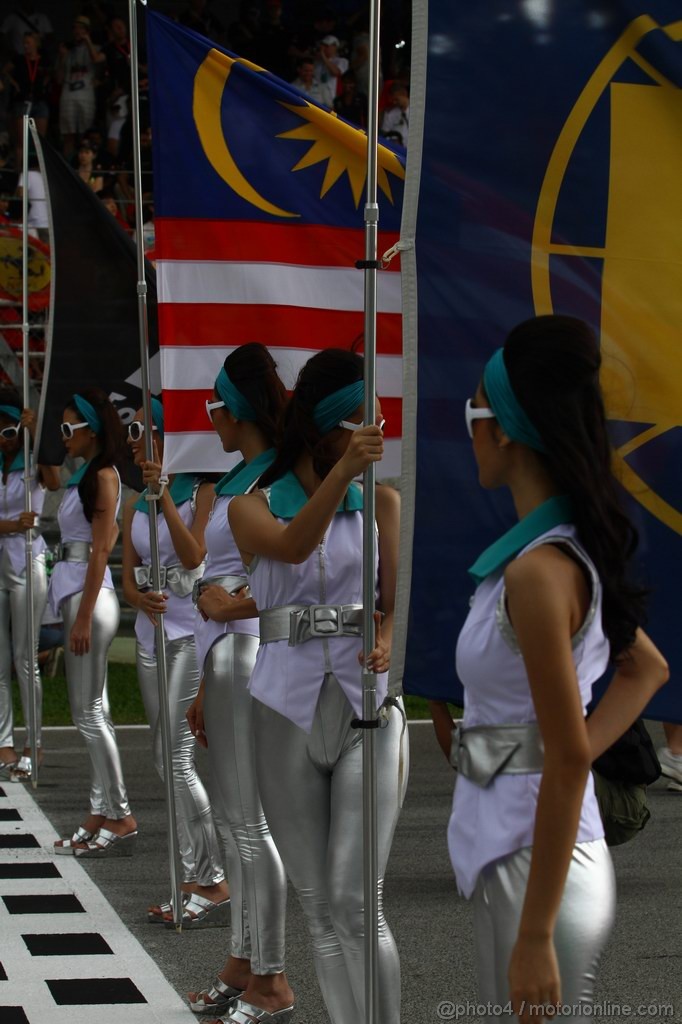 GP MALESIA, 25.03.2012- Gara, grid girl, pitbabess 