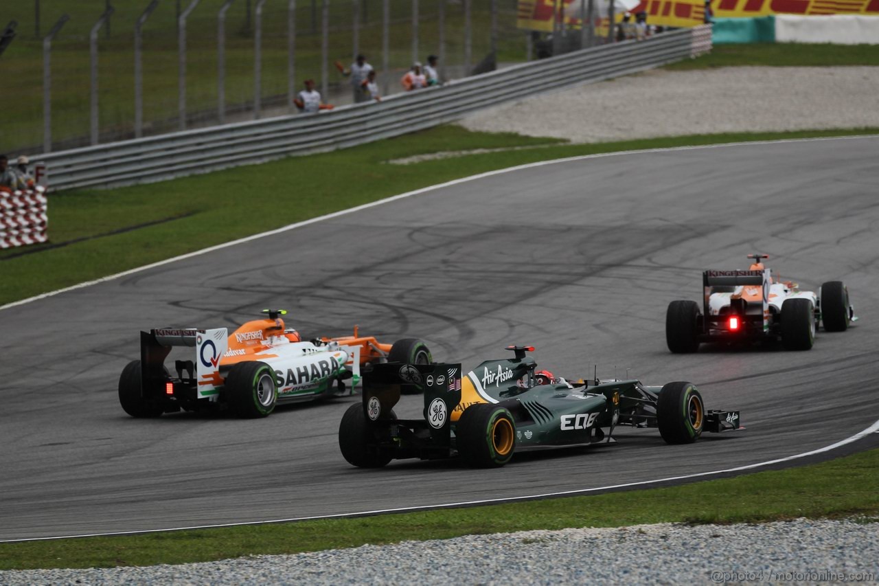 GP MALESIA, 25.03.2012- Gara, Heikki Kovalainen (FIN) Caterham F1 Team CT01 e Nico Hulkenberg (GER) Sahara Force India F1 Team VJM05 