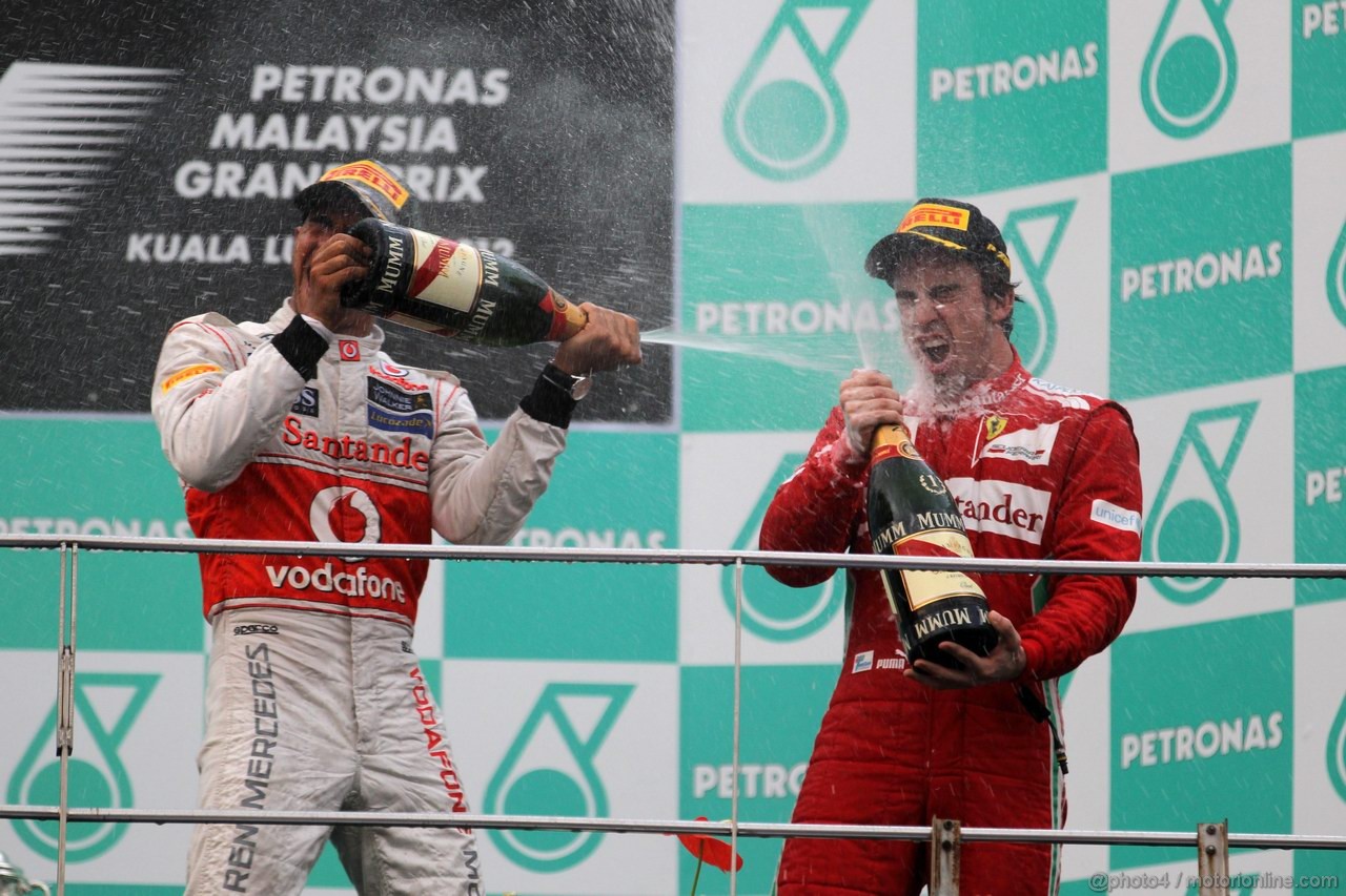 GP MALESIA, 25.03.2012- Gara, Fernando Alonso (ESP) Ferrari F2012 vincitore e terzo Lewis Hamilton (GBR) McLaren Mercedes MP4-27 
