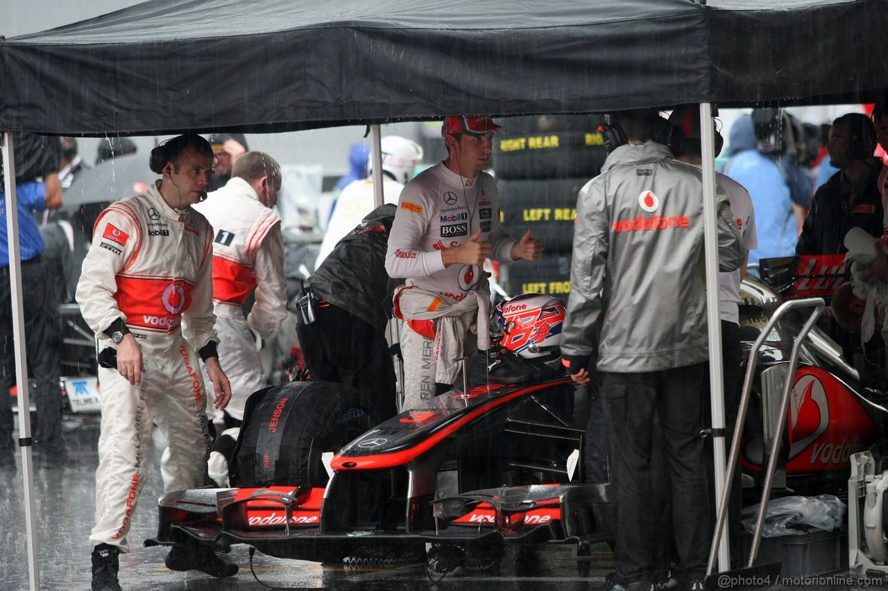 GP MALESIA, 25.03.2012- Gara, Gara stopped, Jenson Button (GBR) McLaren Mercedes MP4-27 