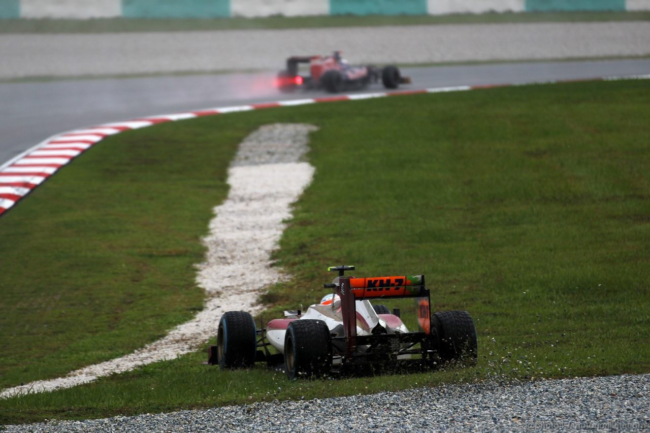 GP MALESIA, 25.03.2012- Gara, Narain Karthikeyan (IND) HRT Formula 1 Team F112 off track