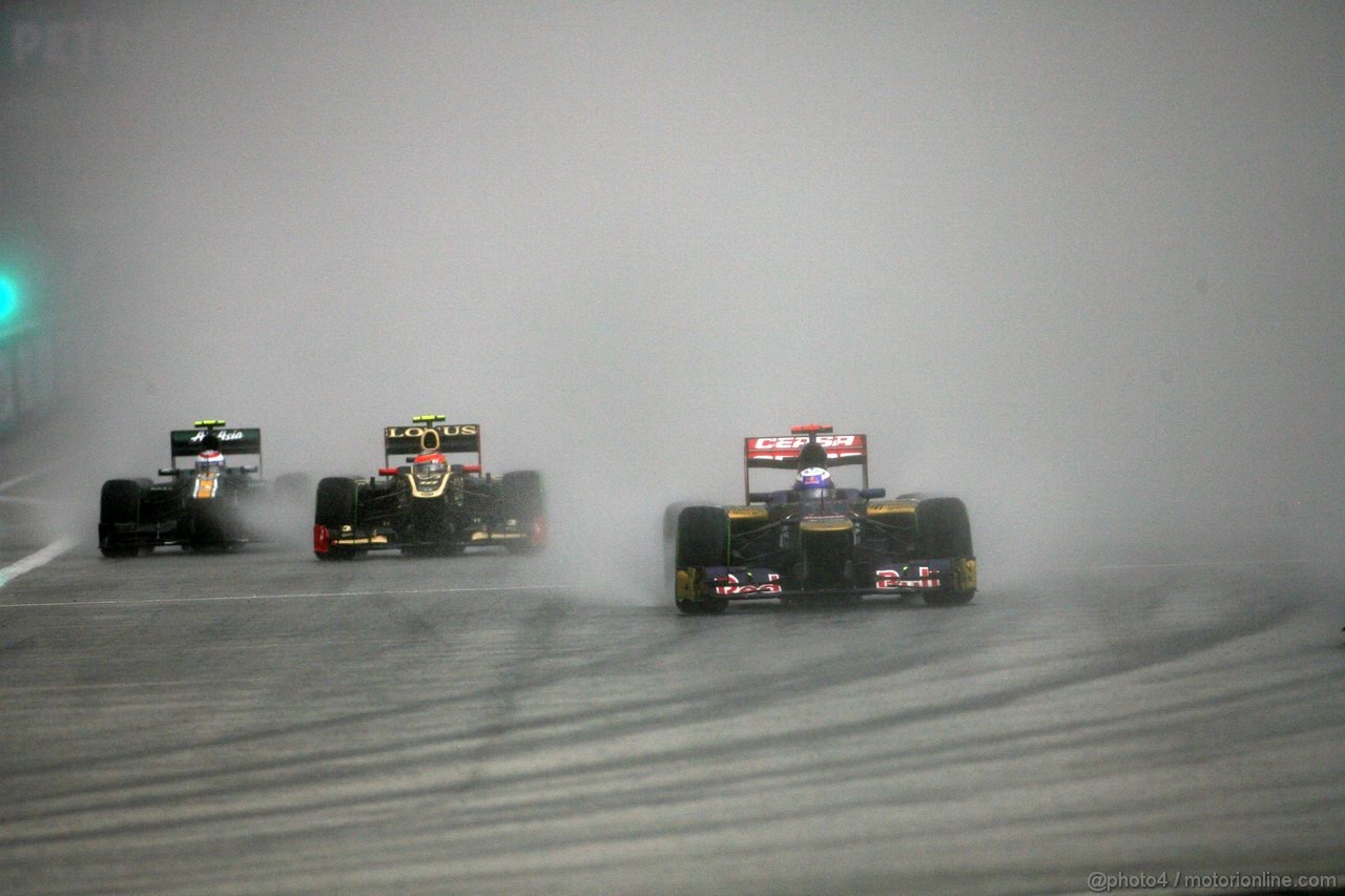 GP MALESIA, 25.03.2012- Gara, Vitaly Petrov (RUS) Caterham F1 Team CT01, Romain Grosjean (FRA) Lotus F1 Team E20 e Daniel Ricciardo (AUS) Scuderia Toro Rosso STR7 