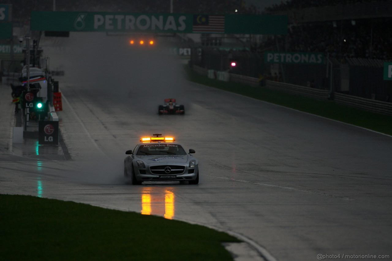 GP MALESIA, 25.03.2012- Gara, Safety car davanti a Lewis Hamilton (GBR) McLaren Mercedes MP4-27 