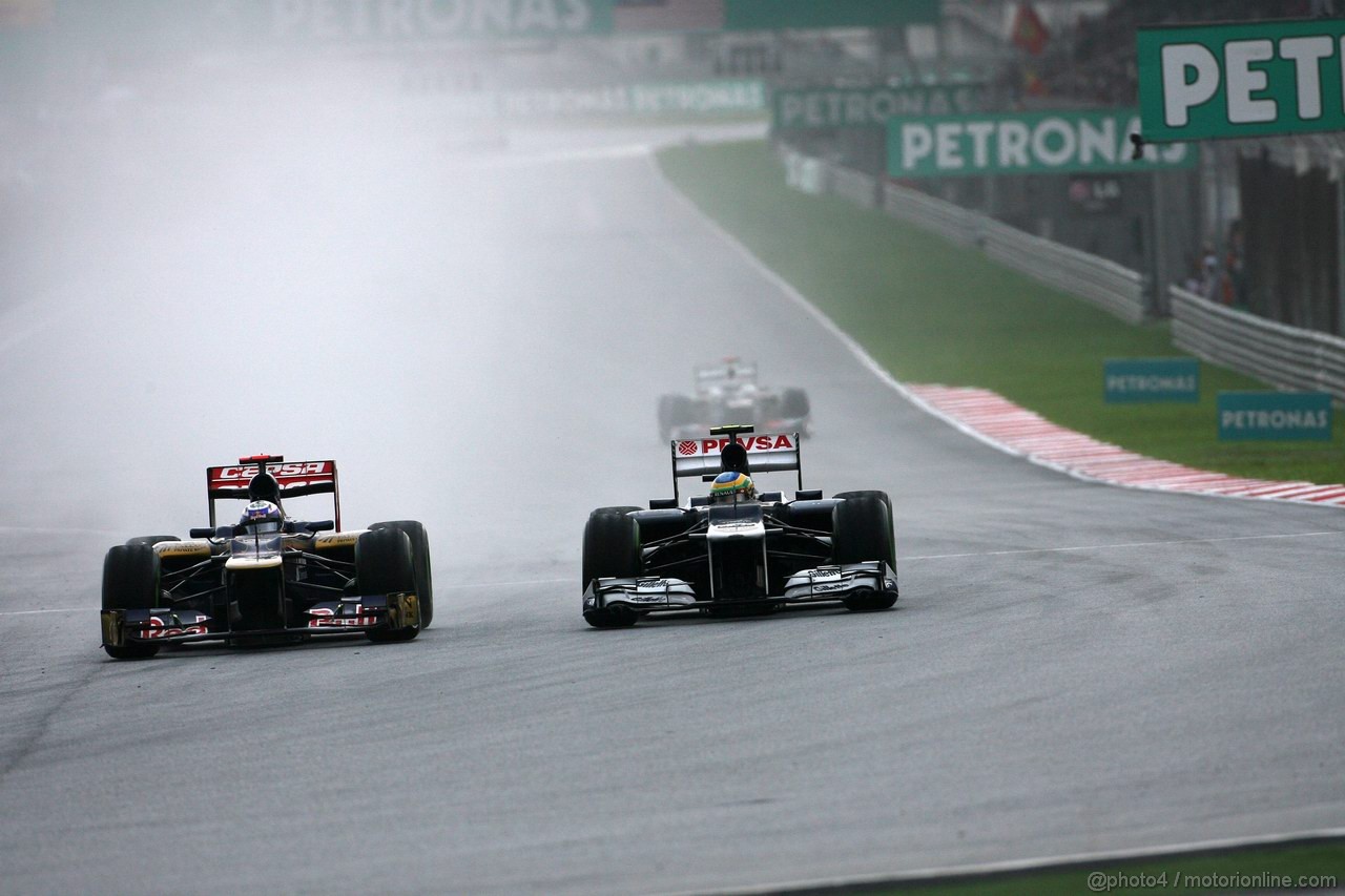 GP MALESIA, 25.03.2012- Gara, Daniel Ricciardo (AUS) Scuderia Toro Rosso STR7 e Bruno Senna (BRA) Williams F1 Team FW34 