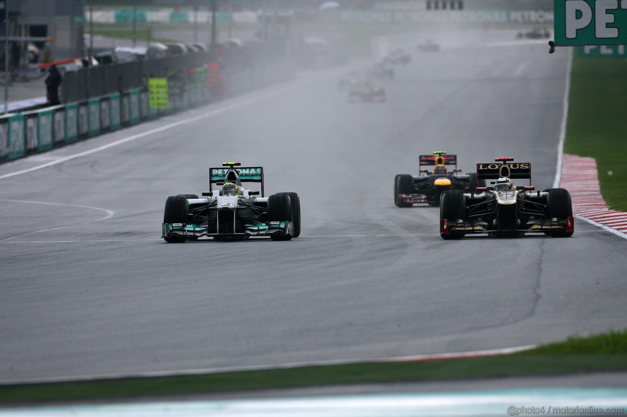 GP MALESIA, 25.03.2012- Gara, Nico Rosberg (GER) Mercedes AMG F1 W03 e Kimi Raikkonen (FIN) Lotus F1 Team E20 